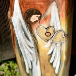 Anioł Jednoczący Dwa Serca może symbolicznie połączyć 2 serca narzeczonych, małżonków lub osób odległych od siebie do tej pory
